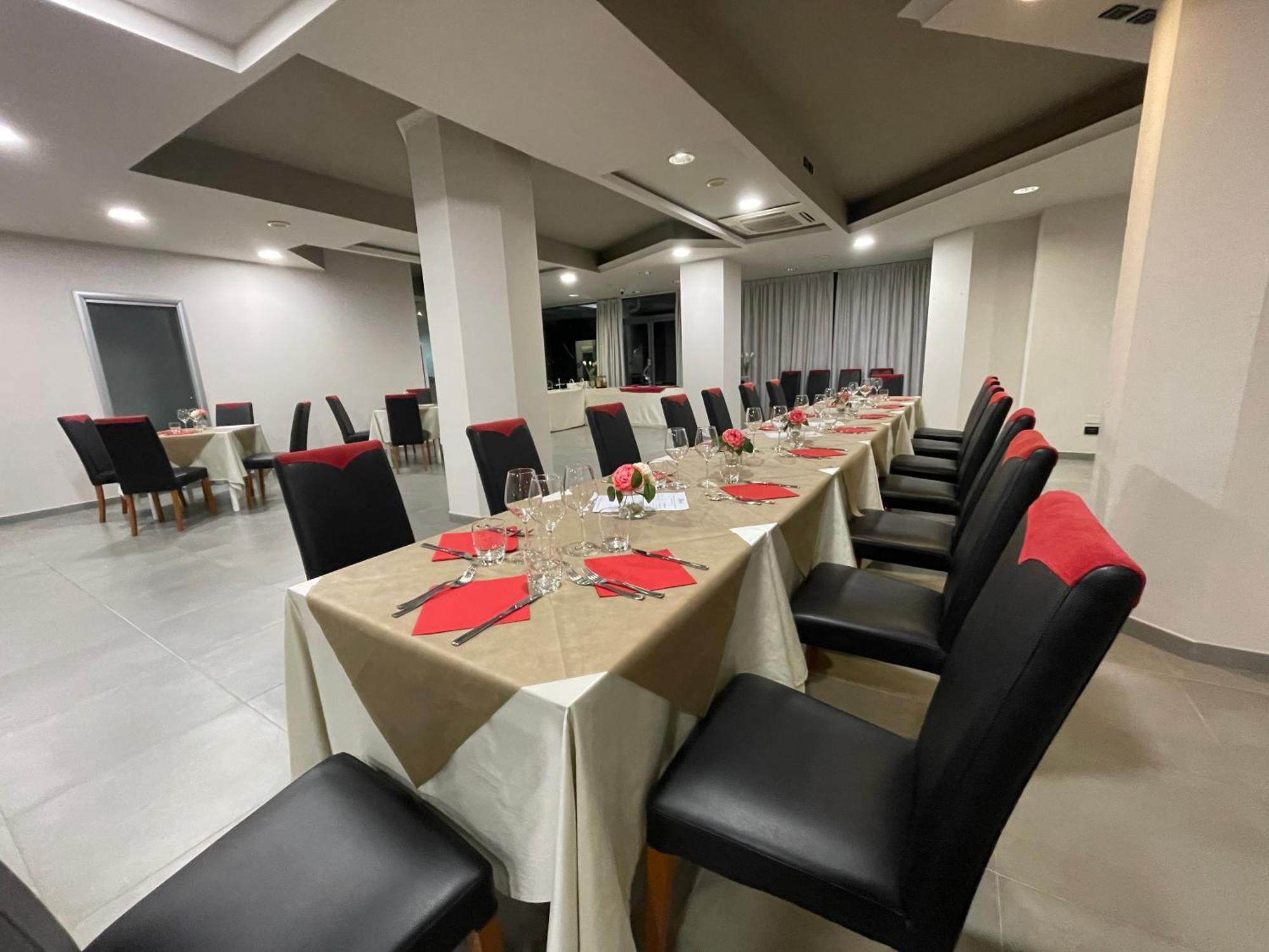 Hotel Le Ceramiche Montalto Uffugo Exterior foto